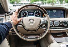 Guida completa alla pulizia dell’auto elettrica: i consigli per non danneggiarla