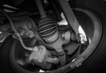 Consigli per risparmiare energia durante la guida di un’auto elettrica: guida intelligente e manutenzione efficace